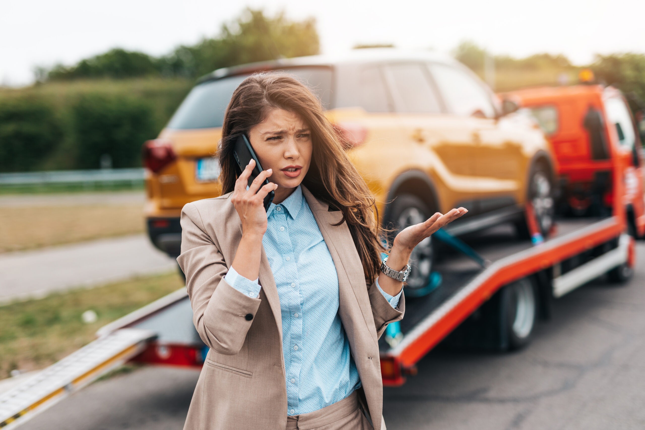 Elegant,Middle,Age,Business,Woman,Calling,Someone,While,Towing,Service
